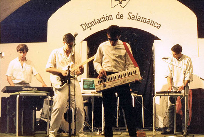 Fernando toca la guitarra con Cyborg en 1986